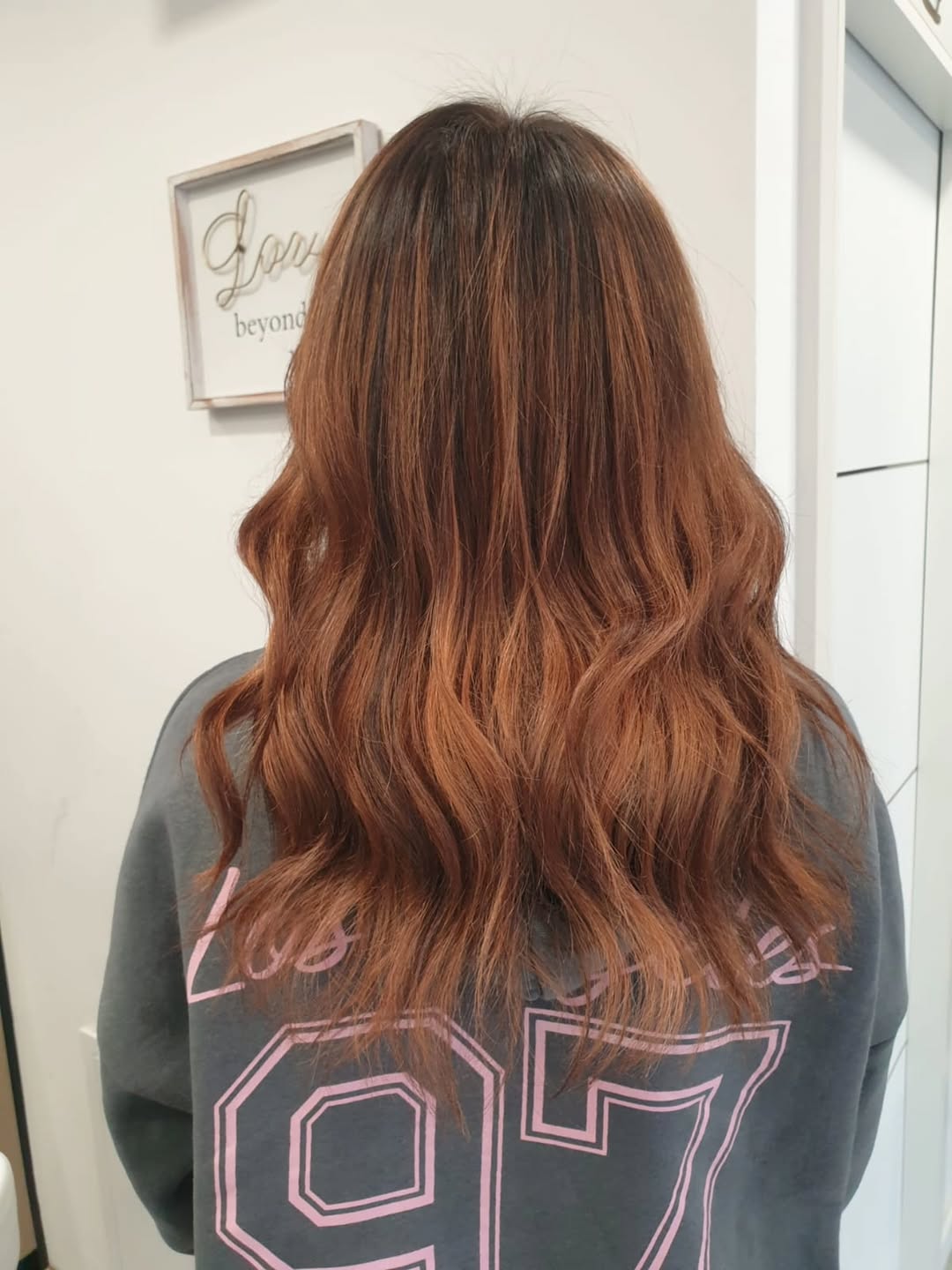 Višedimenzionalna boja s mekanim prijelazima ✨
Topli refleksi koji daju punoću i pokret kosi🤎